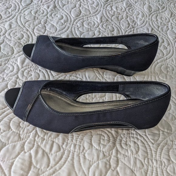Dark Blue Reserve Dress Barn Cut-out Open Toe shoes in a size 8 - Picture 3 of 7